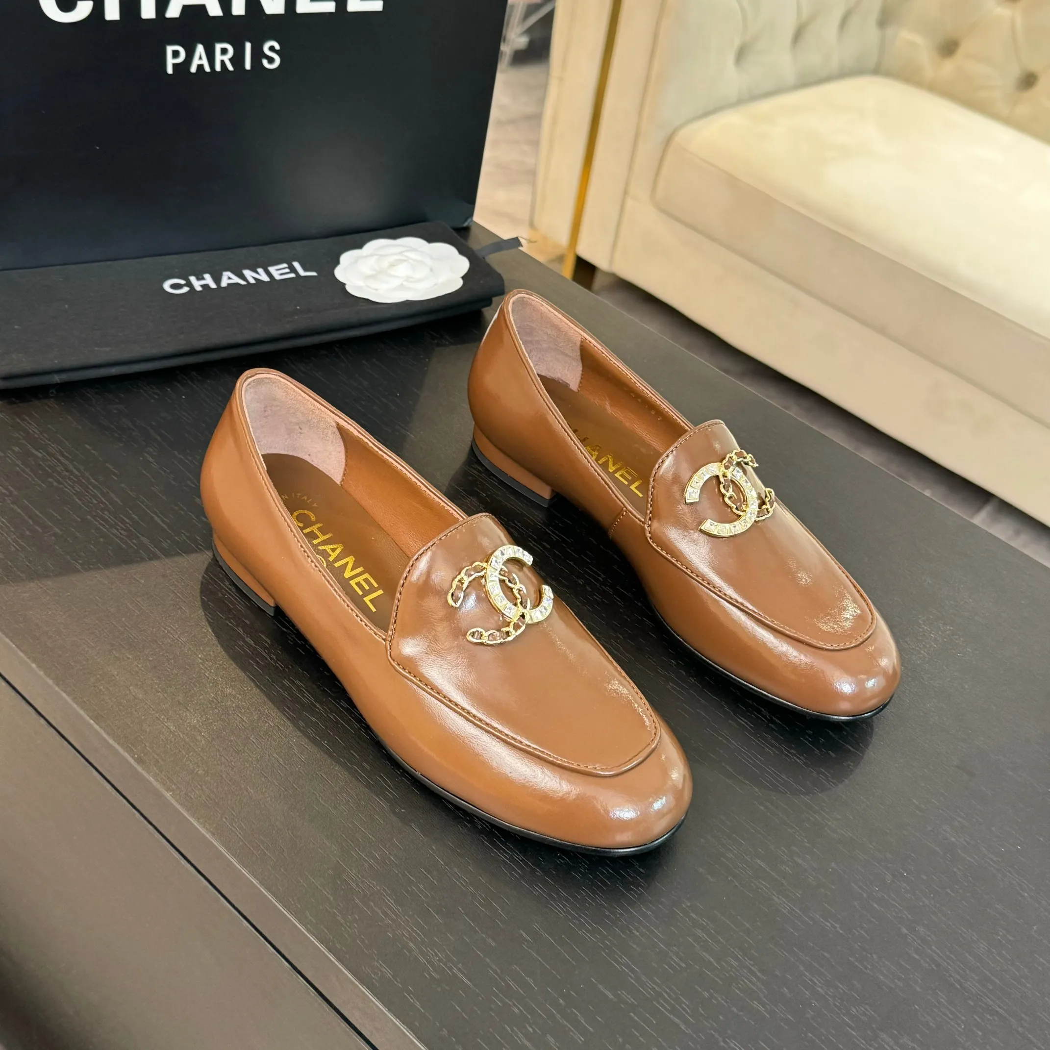 👟👟Ex-factory price 600👟👟 Purchasing-grade CHANEL Xiaoxiang classic retro shoes. I liked this pair at first sight. The design of the upper is very special. The classic hardware buckles embellished with Xiaoxiang are very CHANEL style. It has a high-end feel. The upper feet are very comfortable and soft. The feet are not afraid of being good-looking and comfortable. They are invincible when paired with mid-calf socks, skirts and trousers. It looks simple in style, but it has the effect of elongating the legs immediately on the feet, which is simple and does not lose personality. Adds a touch of coolness. Upper: imported mixed-breed lambskin. Lining: mixed-breed sheepskin. Soft, sweat-absorbent and breathable! Hardware: Exclusive original 1:1 mold development! Long-lasting and does not soften! Outsole: Genuine leather outsole imported from Italy. Height is about 2.5cm. Different market currency. We are different. Size: #34-42 (34 40 41 customized, non-refundable)